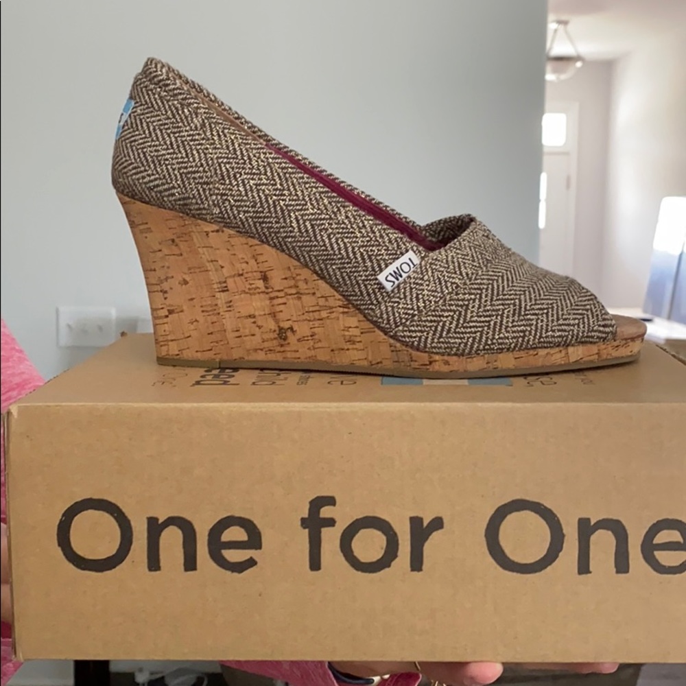TOMS Wedges with box